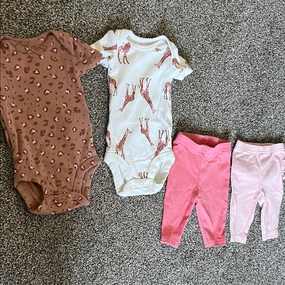 Like new/new 4-pc NB baby girl bodysuit (leopard spots & giraffe) & leggings set - Picture 1 of 6